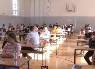 Osmaci popunjavaju liste želja za upis u srednje škole Učenici popunjavaju listu želja za upis u srednju školu