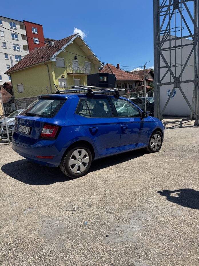 Službeno vozilo u pokretu za elektronsku kontrolu parkiranja „Scan Car“ u Novom Pazaru