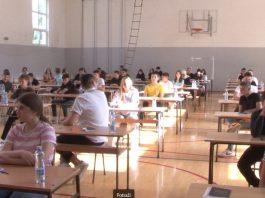 Učenici polažu završni ispit u učionici, test iz srpskog