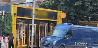 Policija izuzima predmete iz butika: napad u Novom Pazaru, jedna osoba i dalje teško povređena Policija obavlja uviđaj nakon napada u Novom Pazaru