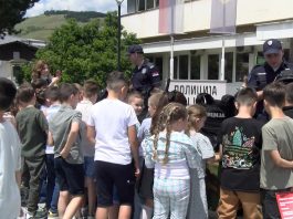 Policijski službenici u Novom Pazaru predstavljaju opremu povodom Dana MUP-a