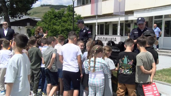 Policijski službenici u Novom Pazaru predstavljaju opremu povodom Dana MUP-a