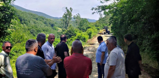 POSLE VIŠE OD DECENIJE: Petrović i zamenik gradonačelnika krenuli u radove na putu Vranovina–Vitoš Uroš Petrović i zamenik gradonačelnika obilaze radove na putu Vranovina–Vitoš