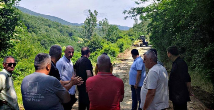 Uroš Petrović i zamenik gradonačelnika obilaze radove na putu Vranovina–Vitoš