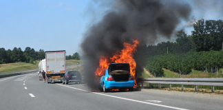 Požar u taksiju na auto-putu Miloš Veliki kod Uba Izgorjelo taksi vozilo na auto-putu Miloš Veliki kod Uba