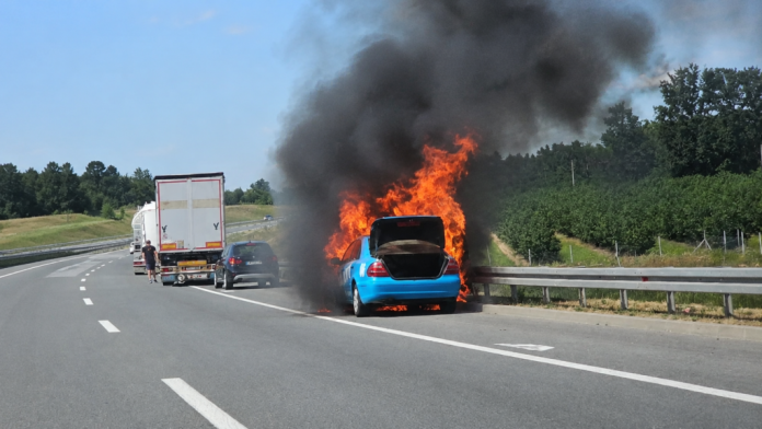 Izgorjelo taksi vozilo na auto-putu Miloš Veliki kod Uba