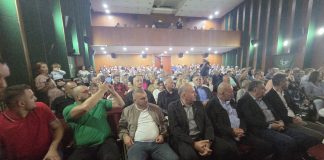Puna sala uprkos kiši: Bajramski koncert u Priboju okupio brojne građane Publika na bajramskom koncertu u Domu kulture u Priboju uprkos kiši