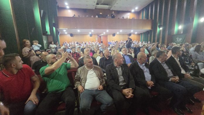 Publika na bajramskom koncertu u Domu kulture u Priboju uprkos kiši