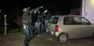 Puške na gotovs, vrata letele u komade: policija objavila snimak upada u Nišu Policijska akcija u Nišu tokom hapšenja osumnjičenog zbog sumnje na nelegalno oružje