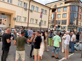 Građani okupljeni ispred policijske stanice u Raški u znak podrške Veljku Rakoviću
