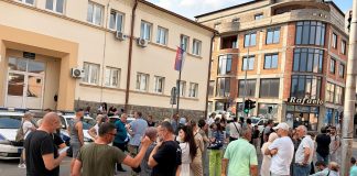 Raščani i Novopazarci podržali Veljka Rakovića Građani okupljeni ispred policijske stanice u Raški u znak podrške Veljku Rakoviću