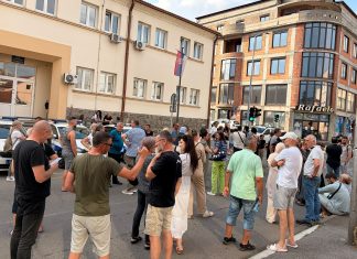 Raščani i Novopazarci podržali Veljka Rakovića Građani okupljeni ispred policijske stanice u Raški u znak podrške Veljku Rakoviću