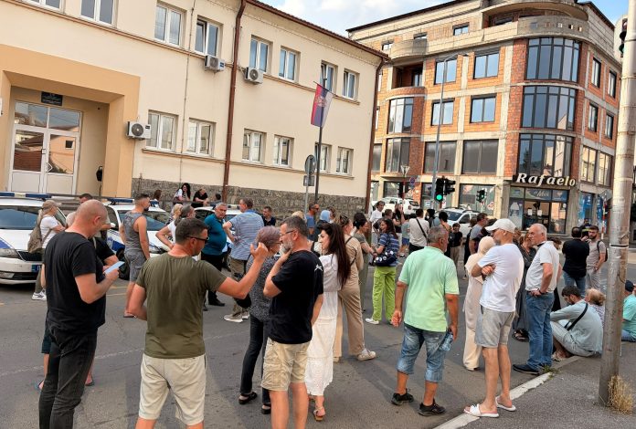 Građani okupljeni ispred policijske stanice u Raški u znak podrške Veljku Rakoviću