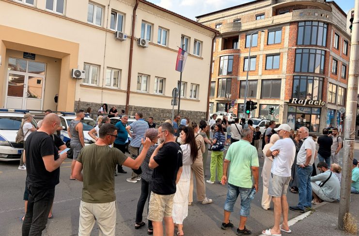 Građani okupljeni ispred policijske stanice u Raški u znak podrške Veljku Rakoviću