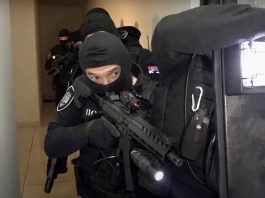 Policijske ekipe u Novom Pazaru tokom akcije SBPOK-a i Odeljenja za suzbijanje korupcije