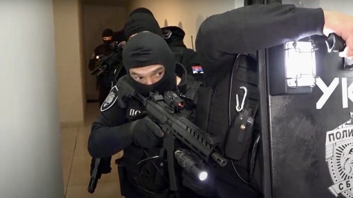 Policijske ekipe u Novom Pazaru tokom akcije SBPOK-a i Odeljenja za suzbijanje korupcije