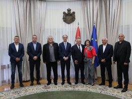 Auto-cisterna za pijaću vodu ispred opštine