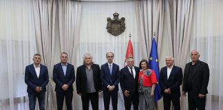 Sjenica dobija auto-cisterne za pijaću vodu Auto-cisterna za pijaću vodu ispred opštine