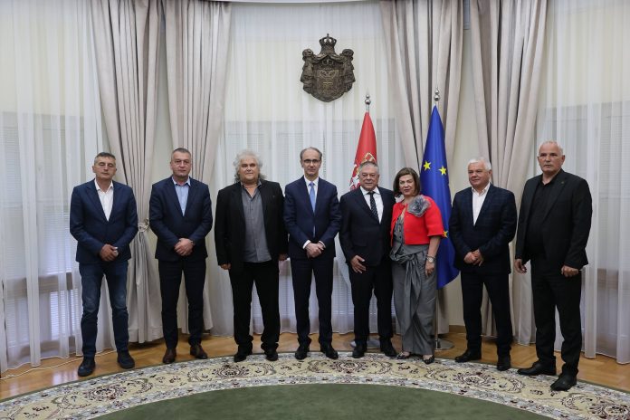 Auto-cisterna za pijaću vodu ispred opštine