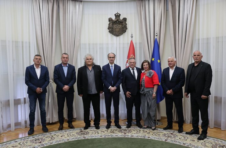 Auto-cisterna za pijaću vodu ispred opštine