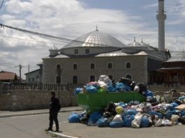 Nagomilani otpad i prepuni kontejneri u Sjenici ispred javnih objekata
