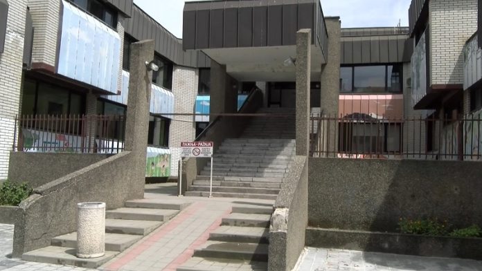 Roditelji i učenici na sistematskom pregledu za upis u srednju školu