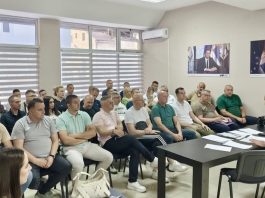 Zgrada ili prostorija Gradskog odbora SNS-a u Novom Pazaru tokom sednice
