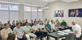 SNS Novi Pazar: Završne pripreme za skup 27. juna u Beogradu Zgrada ili prostorija Gradskog odbora SNS-a u Novom Pazaru tokom sednice