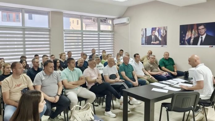 Zgrada ili prostorija Gradskog odbora SNS-a u Novom Pazaru tokom sednice
