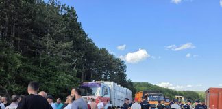 Tenziije kod deponije Goveđak u Sjenici: policija sprečila incident Policija razdvaja dve grupe kod deponije Goveđak u Sjenici