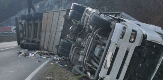 Teška nesreća na Ibarskoj magistrali: kamion i automobil Kamion i putničko vozilo nakon sudara na Ibarskoj magistrali kod skretanja za Gokčanicu