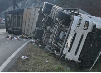 Teška nesreća na Ibarskoj magistrali: kamion i automobil Kamion i putničko vozilo nakon sudara na Ibarskoj magistrali kod skretanja za Gokčanicu