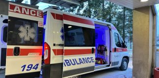 Teška nezgoda u Beogradu: povređen tinejdžer na motociklu Policija i vozilo Hitne pomoći nakon saobraćajne nezgode u Beogradu