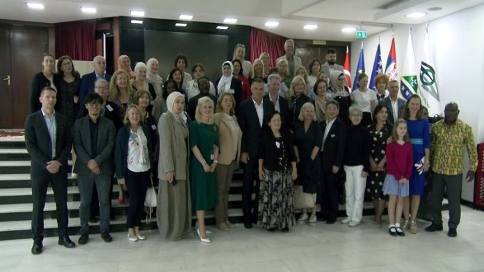 Diplomate i domaćini na Tkačkoj koloniji u Novom Pazaru