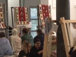 Učesnice Pazarskog bazara rukotvorina tkaju motive sandžačkih ćilima u Novom Pazaru