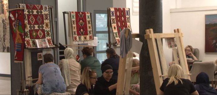 Učesnice Pazarskog bazara rukotvorina tkaju motive sandžačkih ćilima u Novom Pazaru
