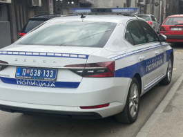 Ilustracija: policija i saobraćajna traka nakon nesreće u Trnavi