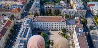 U bečkim školama muslimani 42 odsto: katolici 17, pravoslavci 14 Zgrada škole u Beču i učionica u kojoj se odražava promenjena verska struktura učenika