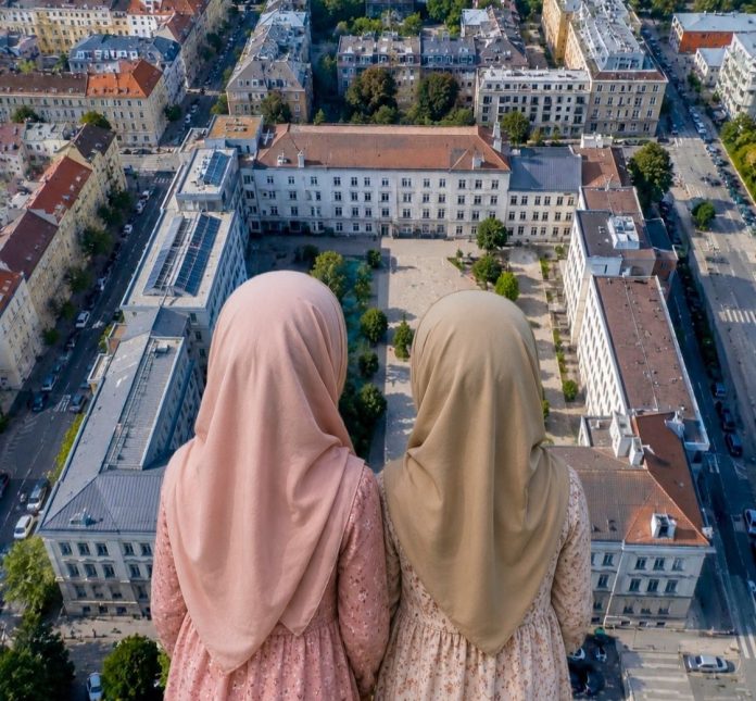 Zgrada škole u Beču i učionica u kojoj se odražava promenjena verska struktura učenika