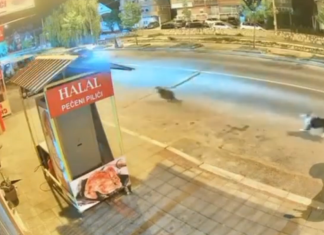 (VIDEO) Novi Pazar: psi lutalice jurili ženu kod Jakljanskog mosta, automobil oštećen Psi lutalice na kolovozu kod Jakljanskog mosta u Novom Pazaru