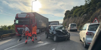 (VIDEO) Težak udes kod Ulcinja: automobil prešao u suprotnu traku i udario kamion, kilometarske kolone Policija i vozila na mestu udesa kod Utjehe, blizu Ulcinja