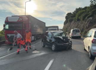 (VIDEO) Težak udes kod Ulcinja: automobil prešao u suprotnu traku i udario kamion, kilometarske kolone Policija i vozila na mestu udesa kod Utjehe, blizu Ulcinja