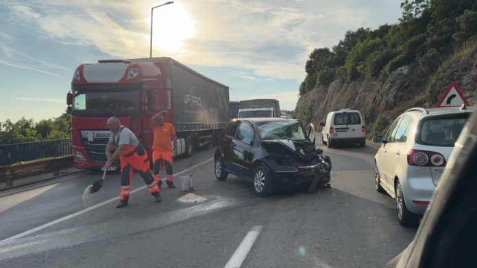 Policija i vozila na mestu udesa kod Utjehe, blizu Ulcinja