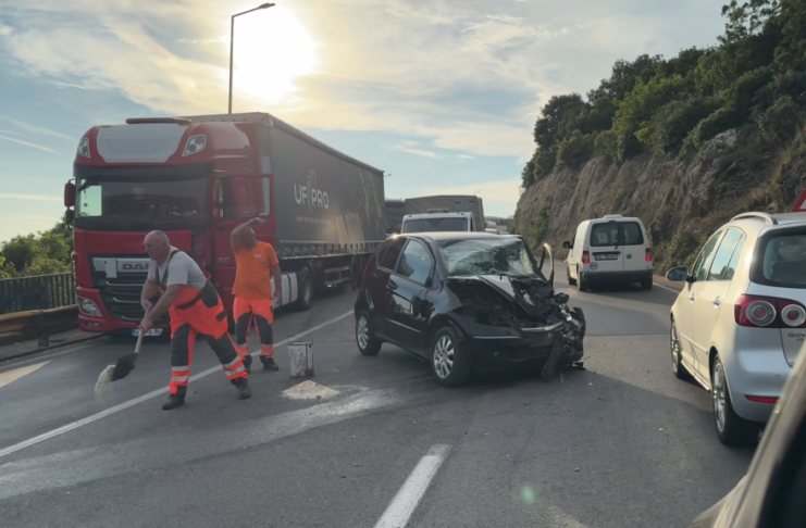 Policija i vozila na mestu udesa kod Utjehe, blizu Ulcinja