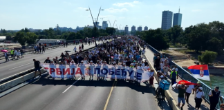 Više od 2.000 Novopazaraca otputovalo u Beograd na skup Kolona autobusa i putničkih vozila iz Novog Pazara na putu ka Beogradu radi skupa