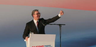 Vučić se zahvalio Bošnjacima iz Novog Pazara na skupu u Beogradu Aleksandar Vučić obraća se okupljenima na skupu ispred Doma Narodne skupštine u Beogradu