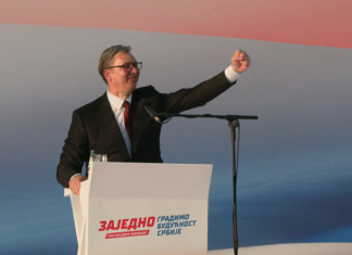 Vučić se zahvalio Bošnjacima iz Novog Pazara na skupu u Beogradu Aleksandar Vučić obraća se okupljenima na skupu ispred Doma Narodne skupštine u Beogradu