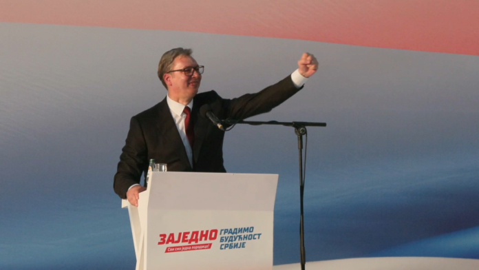 Aleksandar Vučić obraća se okupljenima na skupu ispred Doma Narodne skupštine u Beogradu