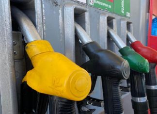 Benzin i dizel skuplji za dva dinara naredne nedelje Novčanik i gorivo na pumpi uz najavu poskupljenja benzina i dizela.