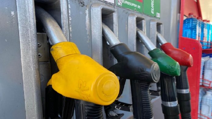 Novčanik i gorivo na pumpi uz najavu poskupljenja benzina i dizela.